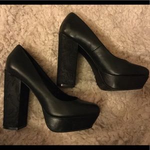 Black embedded flower print on heel size 7 pumps